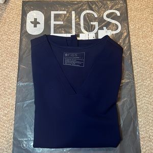 BRAND NEW, NEVER WORN: Figs Casma Three-Pocket Scrub Top, Navy, Size Large